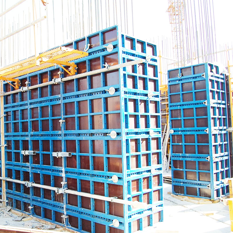 Qual é a diferença entre fôrmas de madeira e fôrmas de aço?