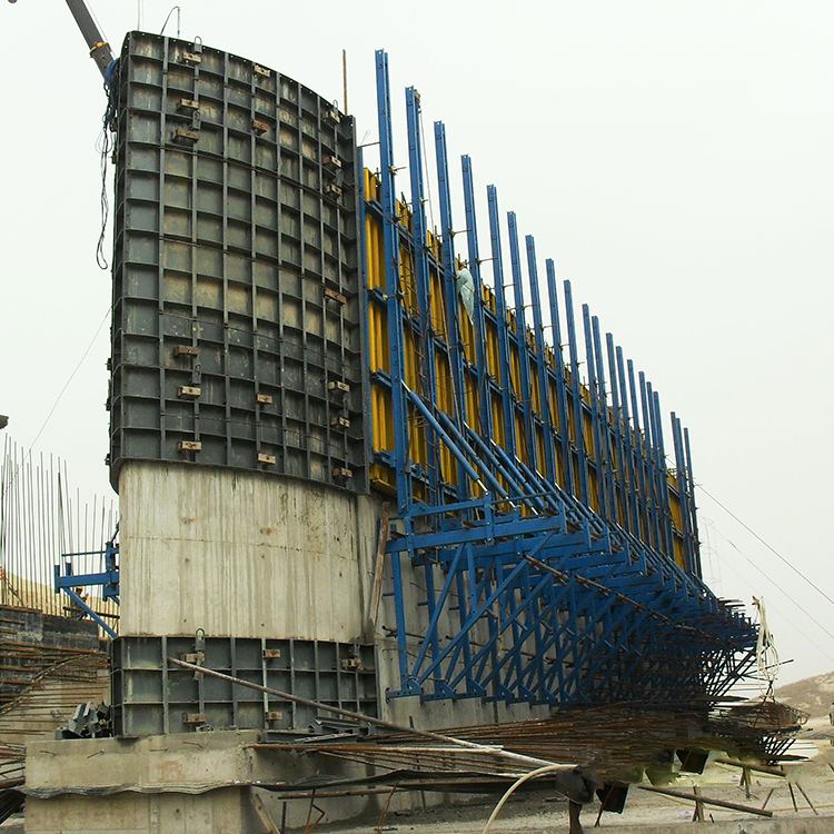 Fôrma trepante cantilever para construção de concreto de barragens