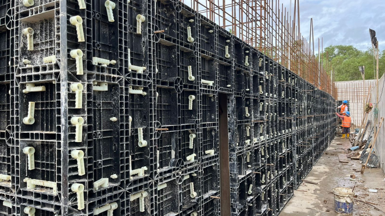 Utilizando F&ocirc;rma Pl&aacute;stica da Lianggong Formwork para Constru&ccedil;&atilde;o de Muro de Conten&ccedil;&atilde;o