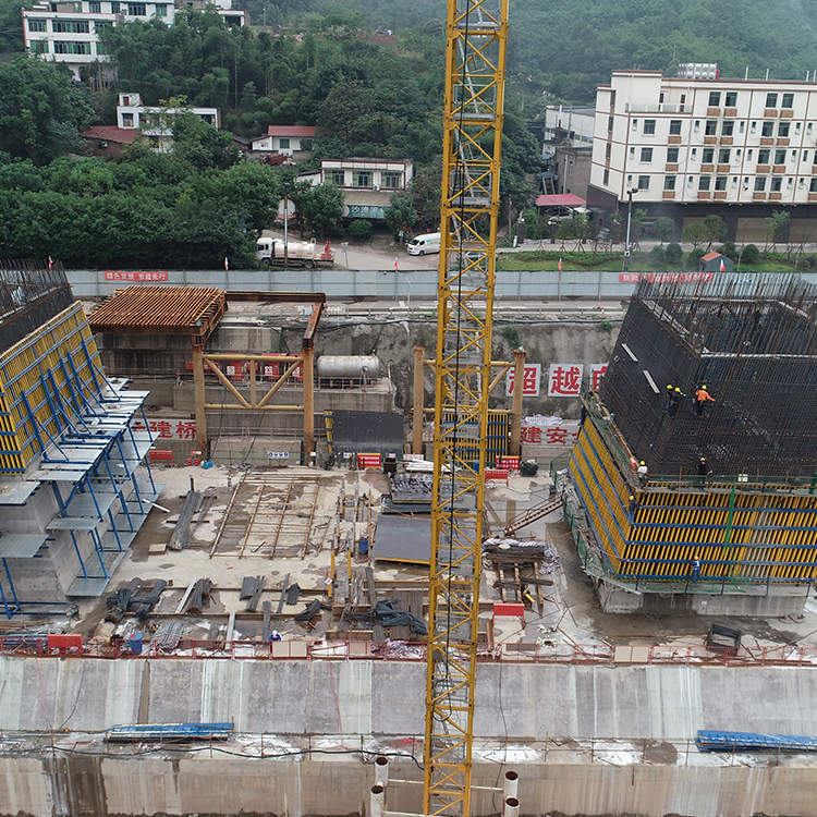 Fôrma trepante cantilever para construção de concreto de barragens