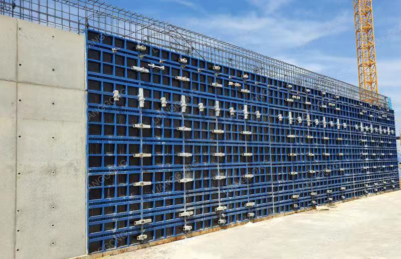 Canteiro de obras de cofragem mostrando estrutura de concreto estrutural
